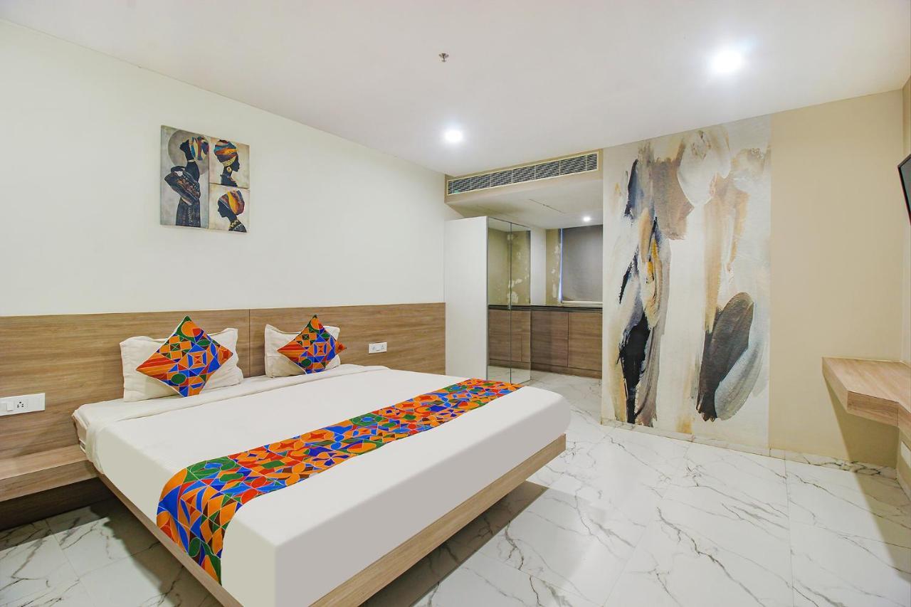 Fabhotel Ssr Fern Suites - 100M From Gsm Mall Madeenaguda Lingampalli Extérieur photo