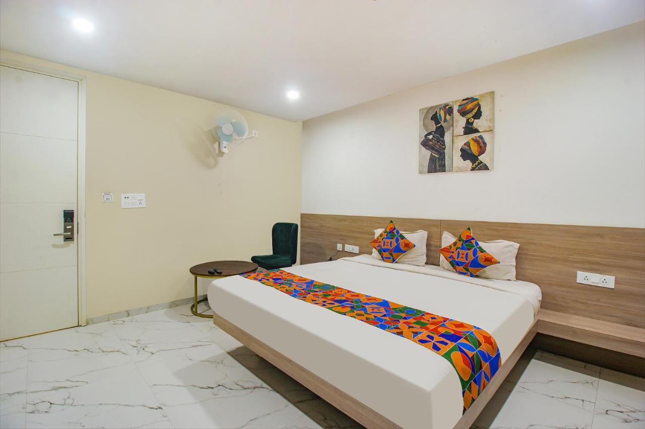 Fabhotel Ssr Fern Suites - 100M From Gsm Mall Madeenaguda Lingampalli Extérieur photo